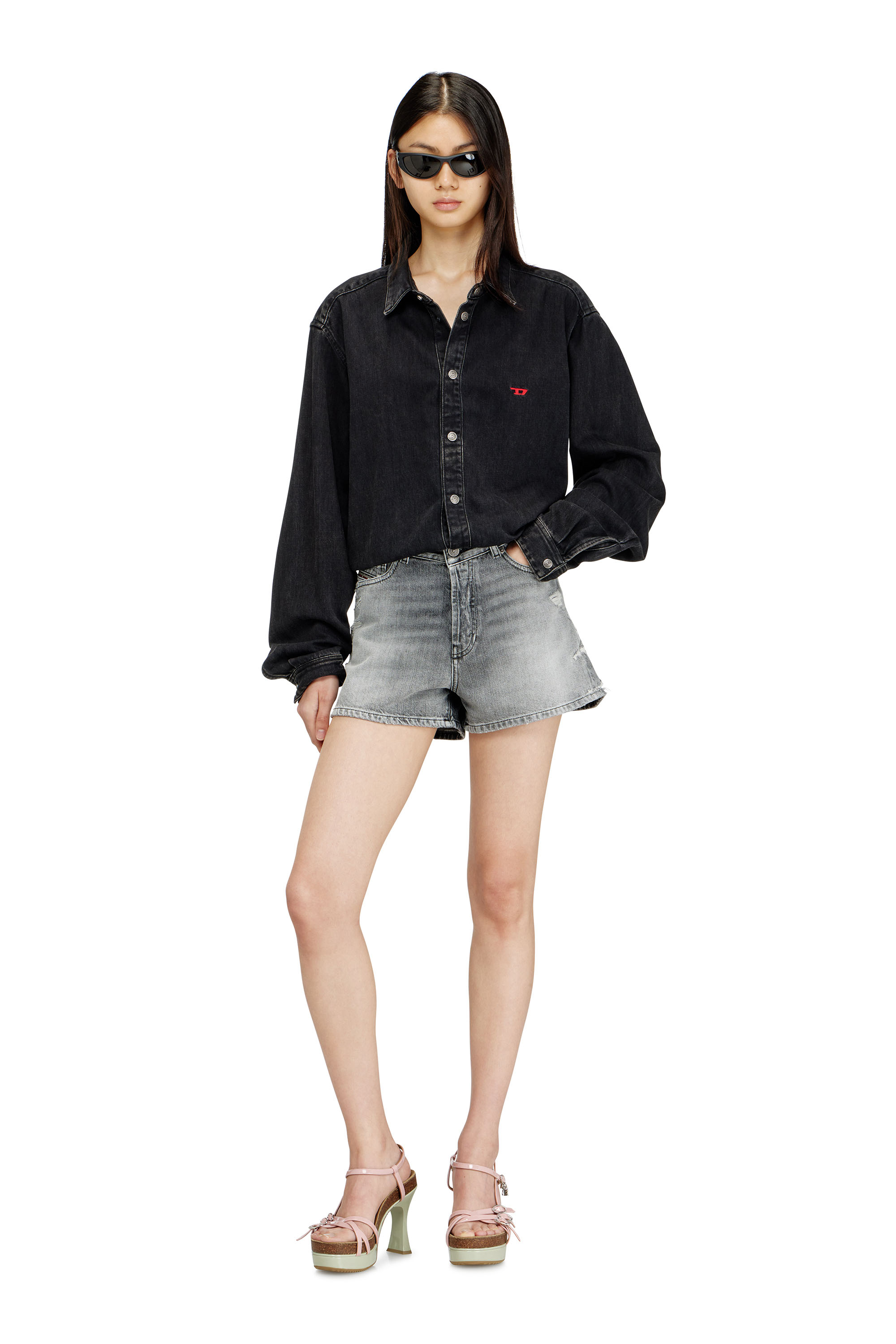 Diesel - DE-HELIOS, Short en denim &agrave; ourlets effiloch&eacute;s Femme in Gris - 1