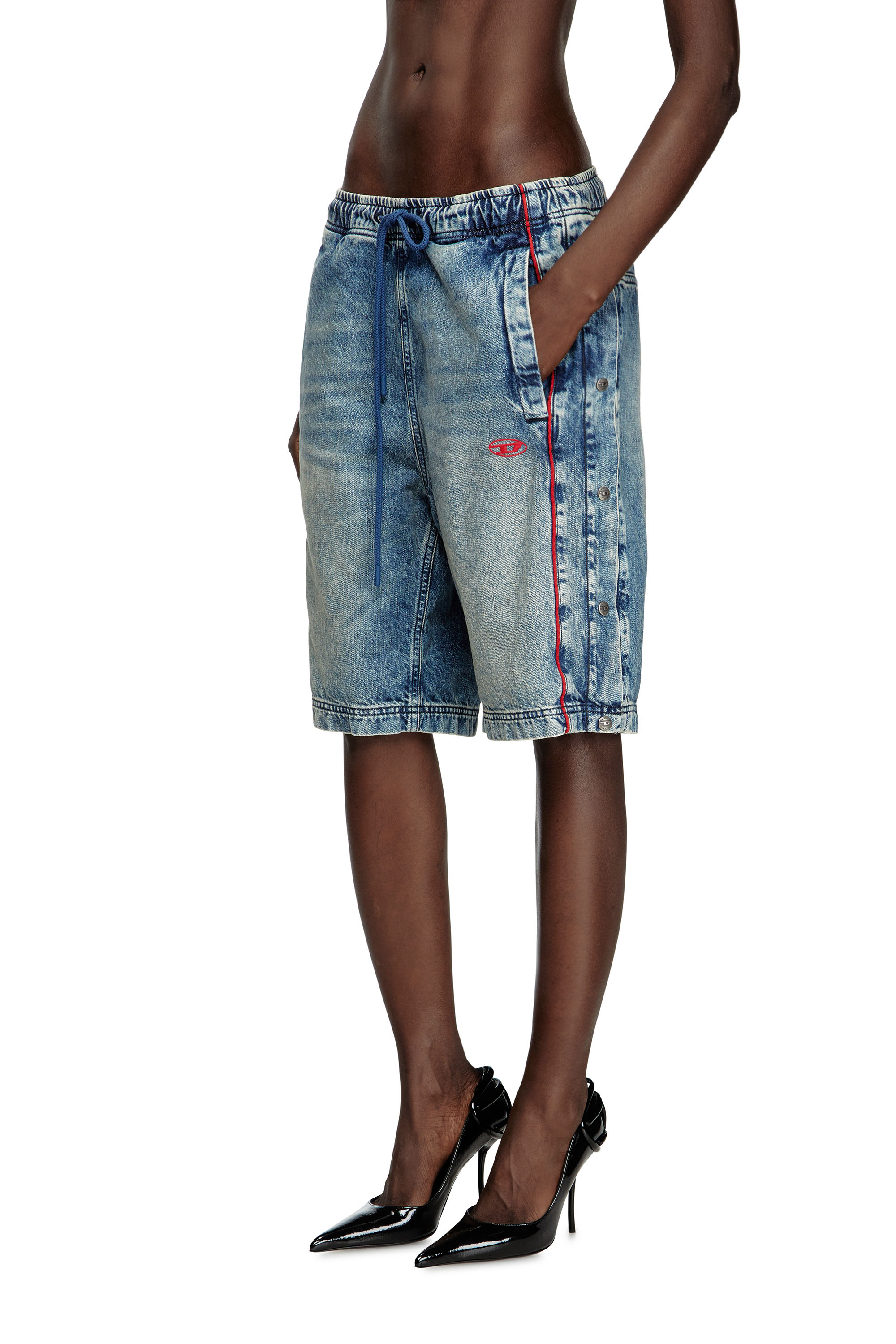 Diesel - D-AXFOR-SHORT-S, Short en jean avec passepoil rouge Mixte in Bleu - 5