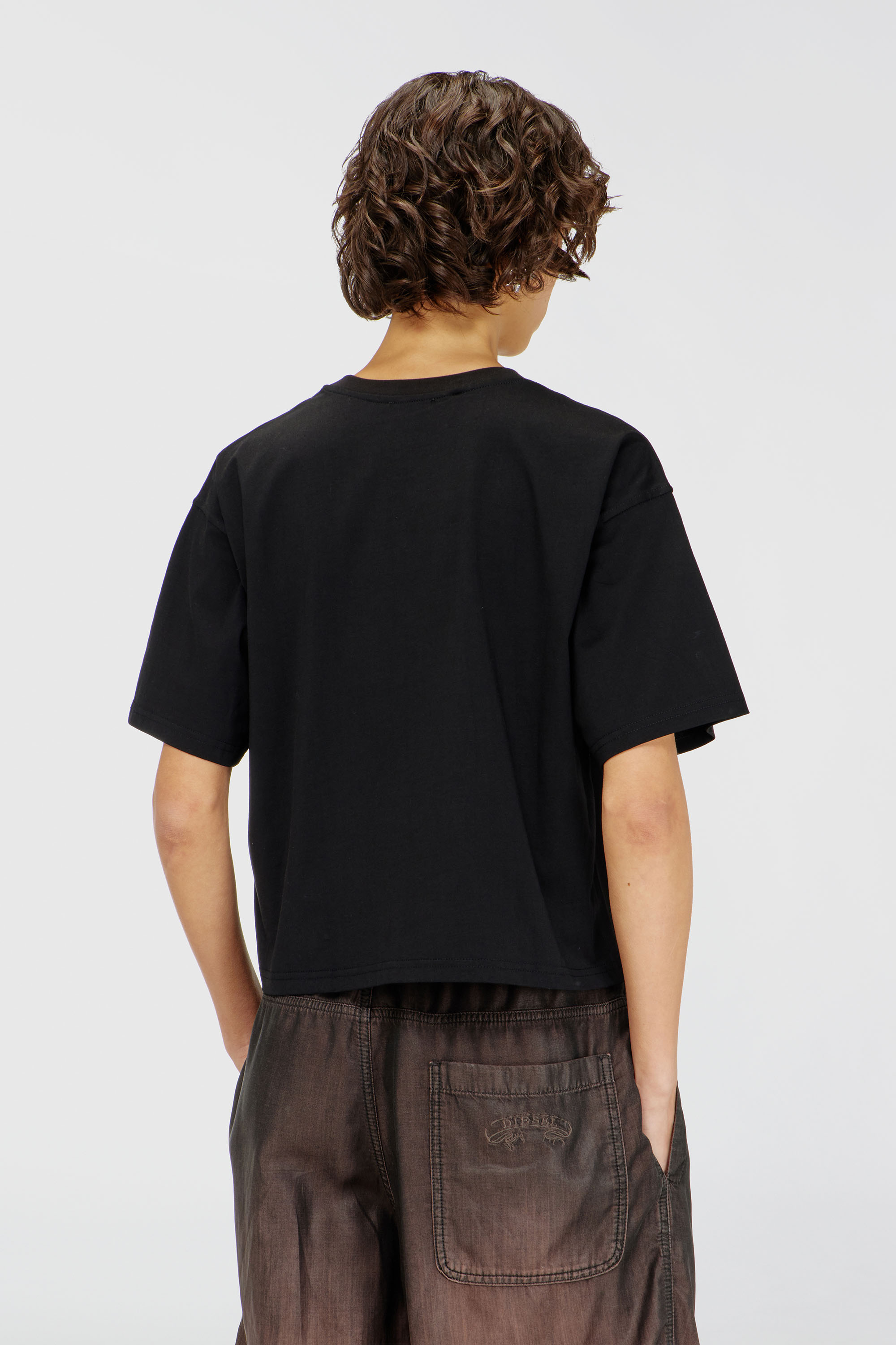 Diesel - T-BUXT-CROP-OD, T-shirt boxy avec cut-out Oval D Femme in Noir - 4