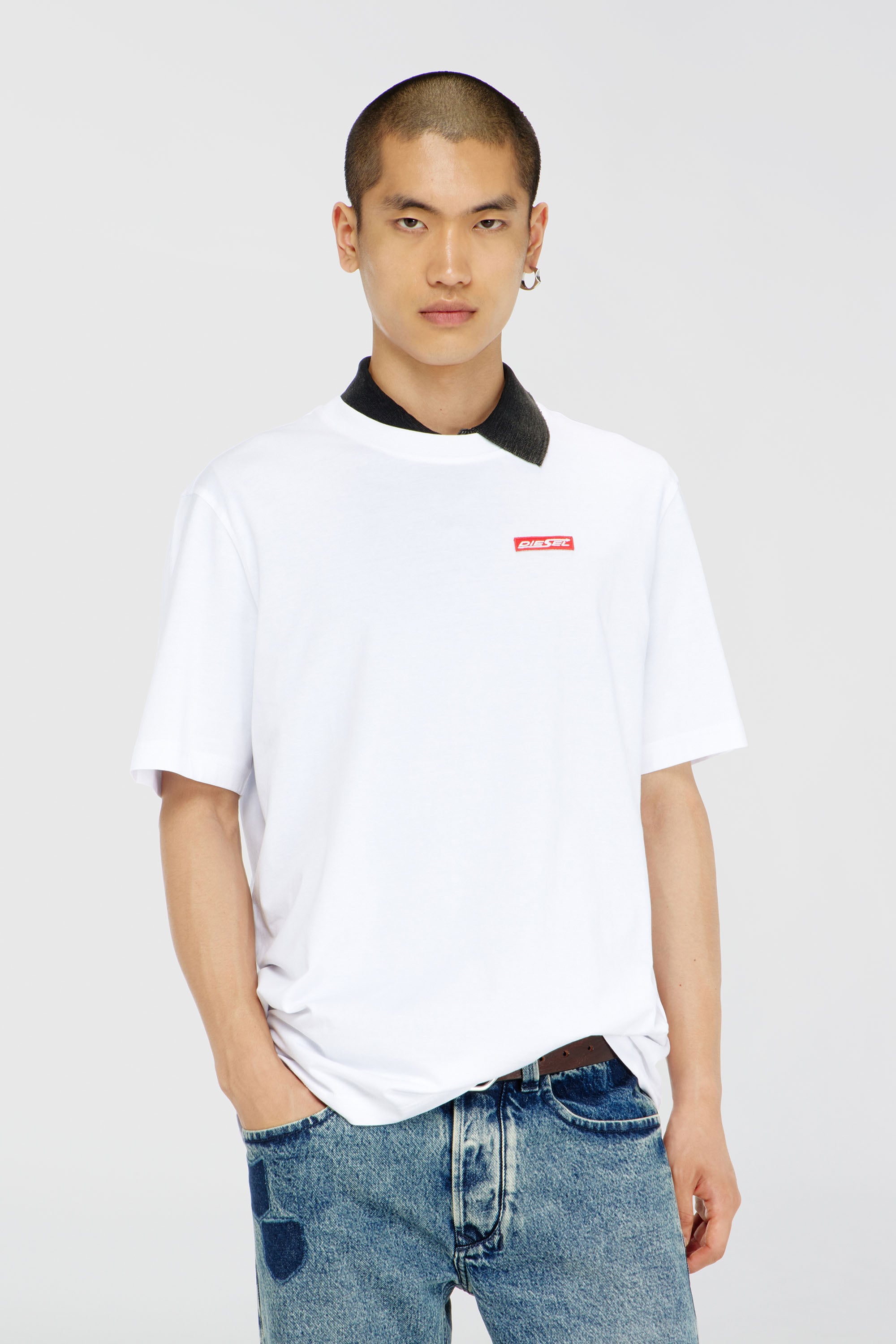 Diesel - T-ADJUST-AA12, T-shirt en coton avec patch logo Homme in Blanc - 1