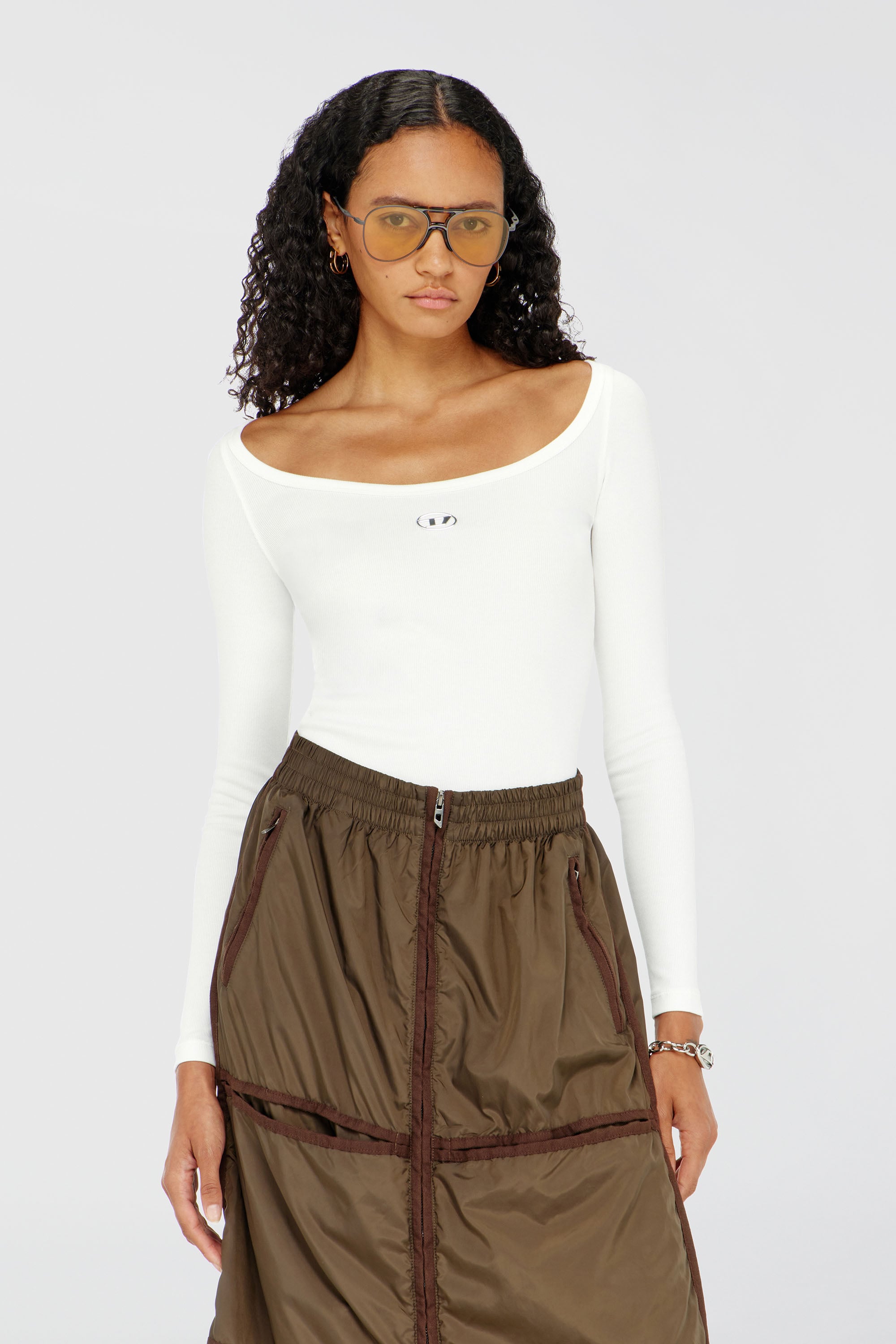 Diesel - T-BAL-OD, Haut &agrave; manches longues c&ocirc;tel&eacute; avec Oval D m&eacute;tallique Femme in Blanc - 1