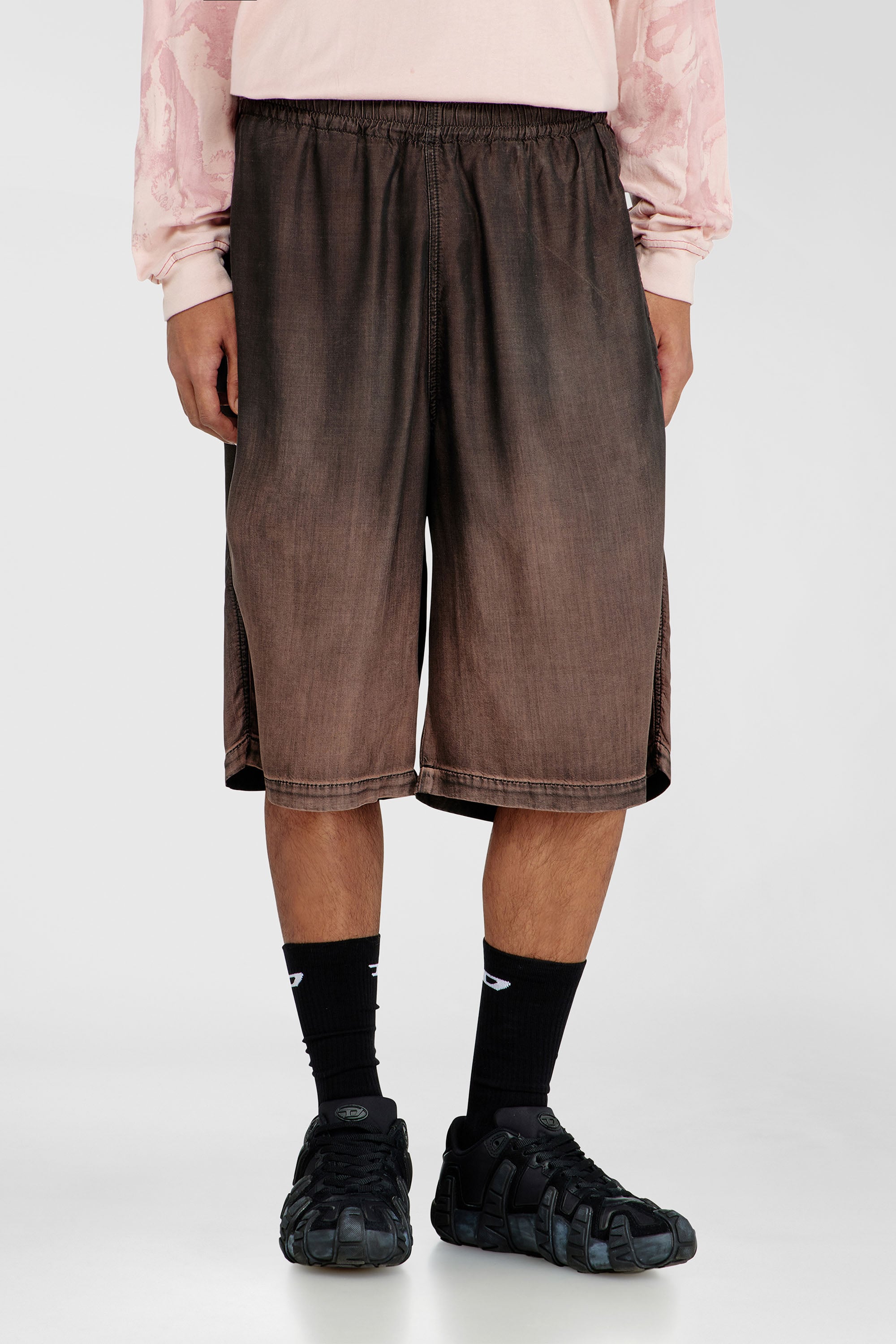Diesel - D-RODER-SHORT-S, Bermuda d&eacute;contract&eacute; en denim enduit fluide Mixte in Marron - 1