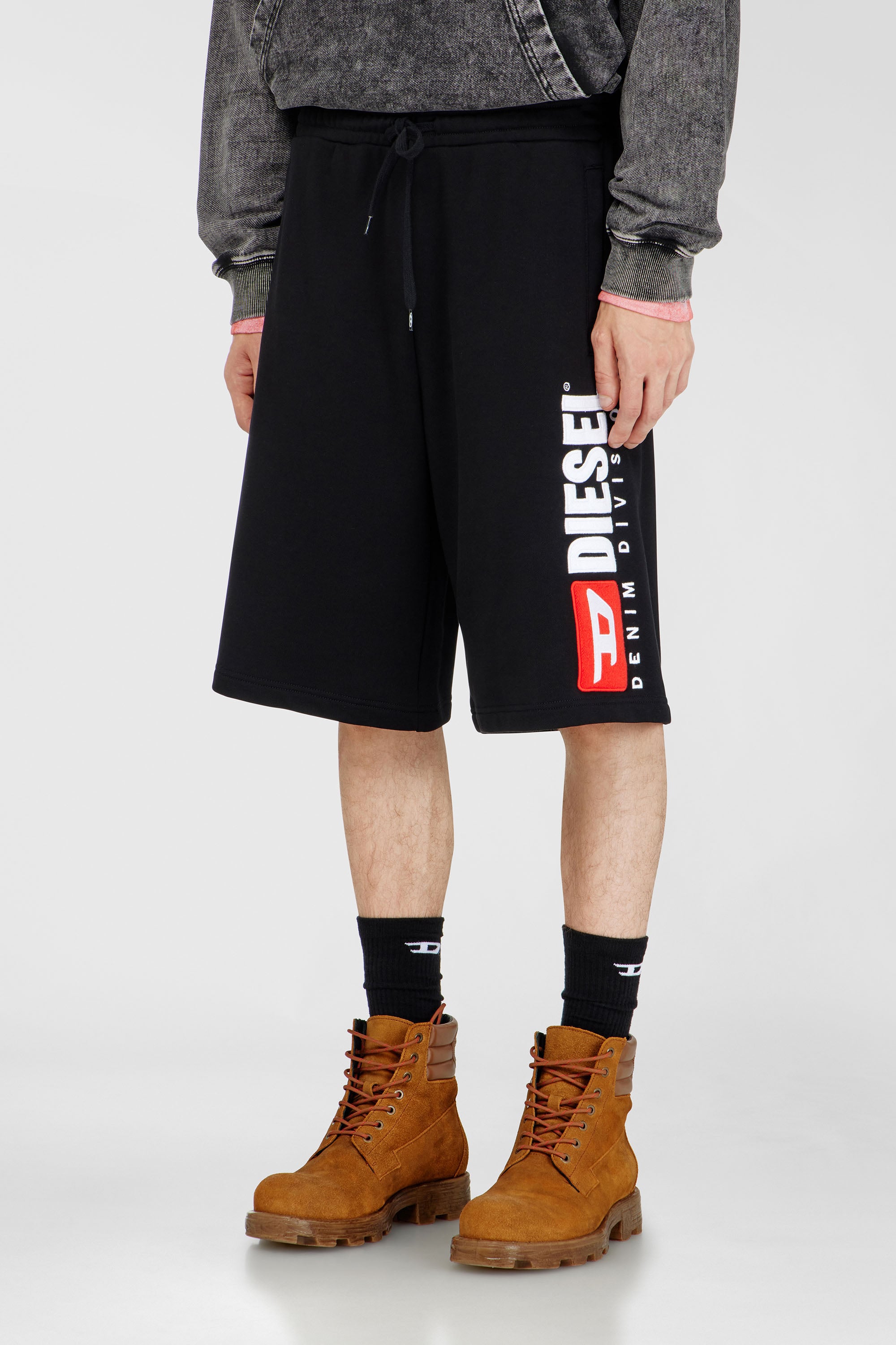 Diesel - P-CROW-DIV, Short en polaire avec maxi &eacute;cusson logo Homme in Noir - 1