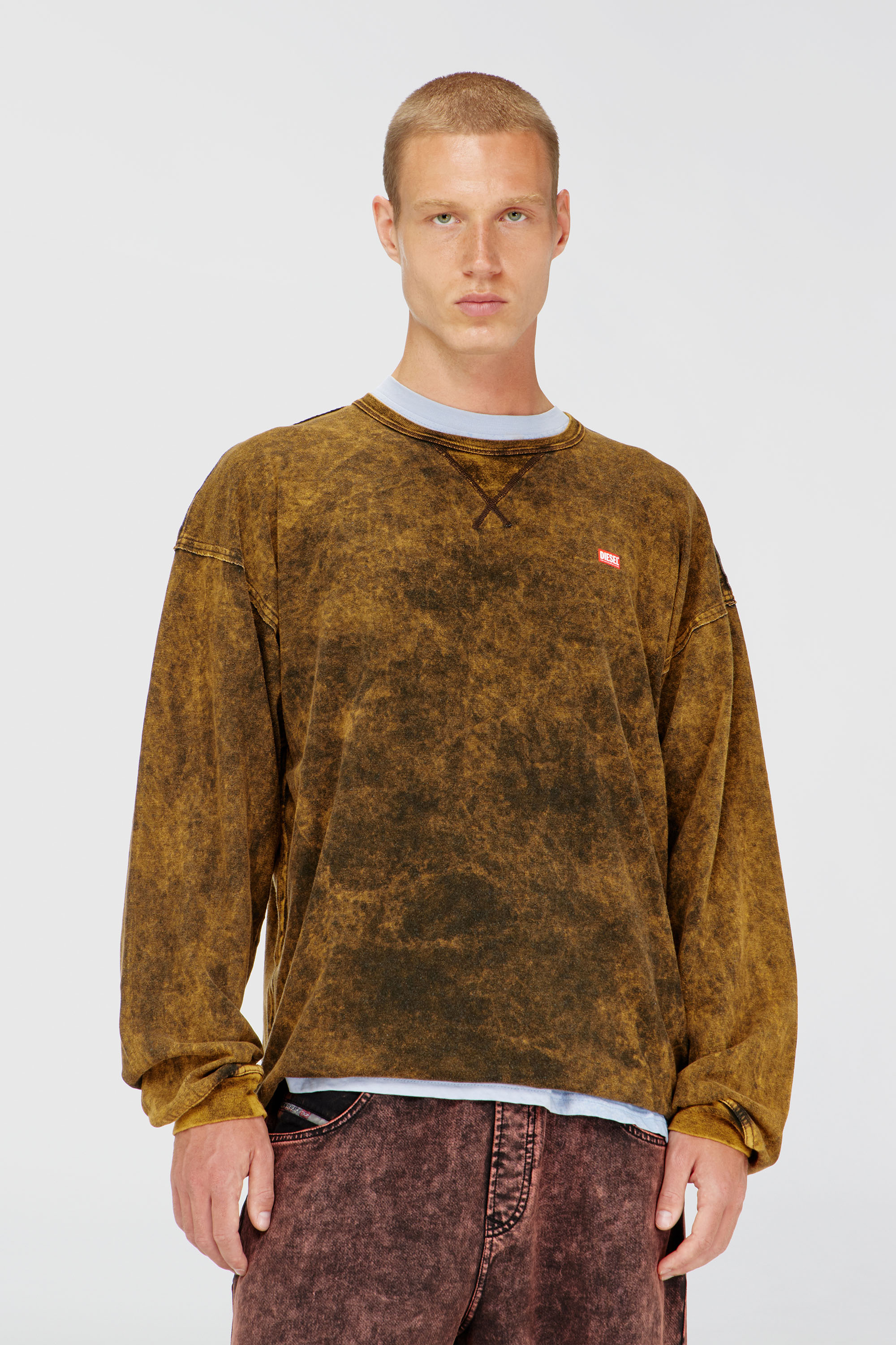 Diesel - T-BOXT-LS-RAW, T-shirt &agrave; manches longues effet acid-wash, d&eacute;tails effiloch&eacute;s Homme in Marron - 3