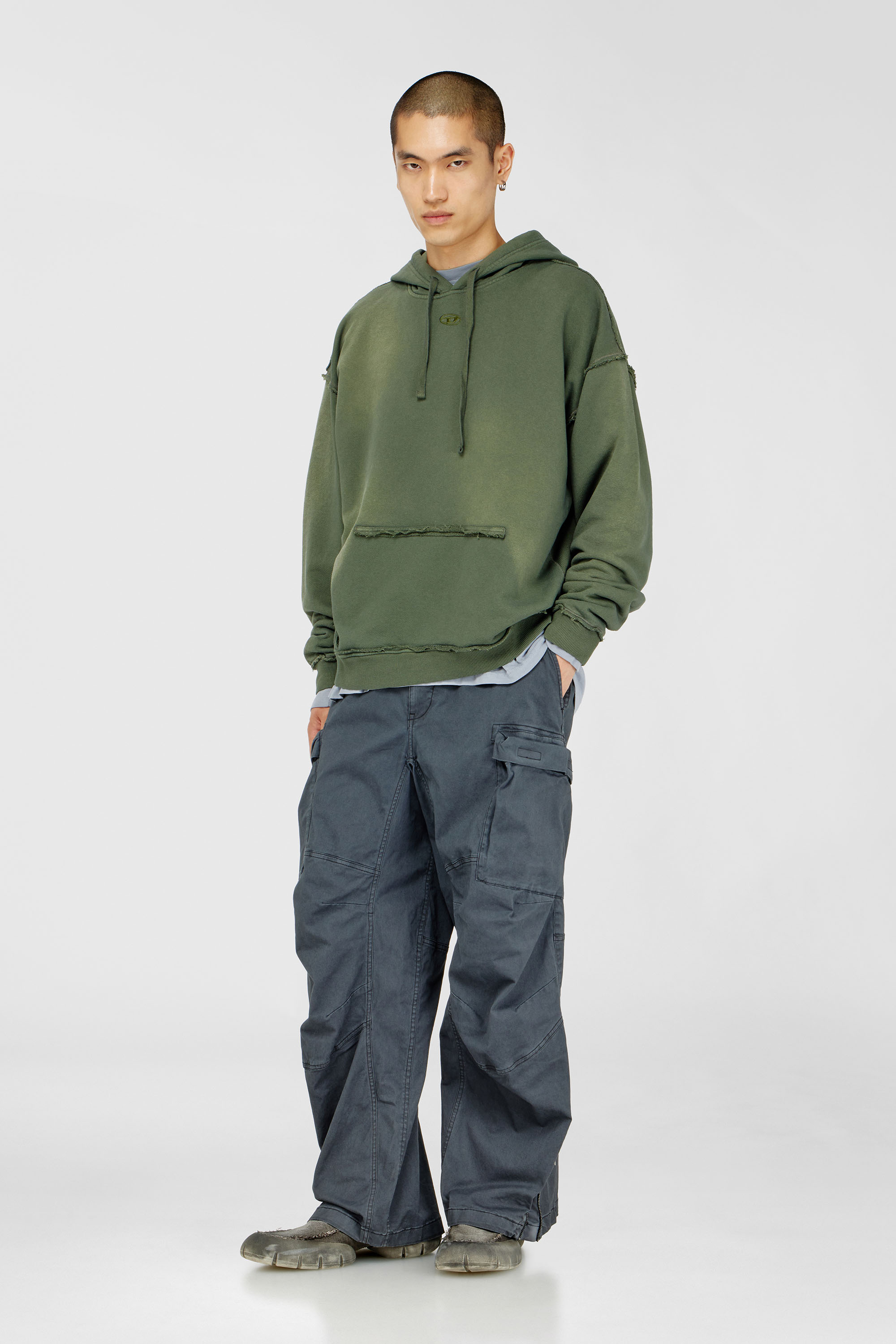 Diesel - S-POCK-HOOD, Sweat &agrave; capuche en coton d&eacute;lav&eacute; avec d&eacute;tails effiloch&eacute;s Homme in Vert - 1