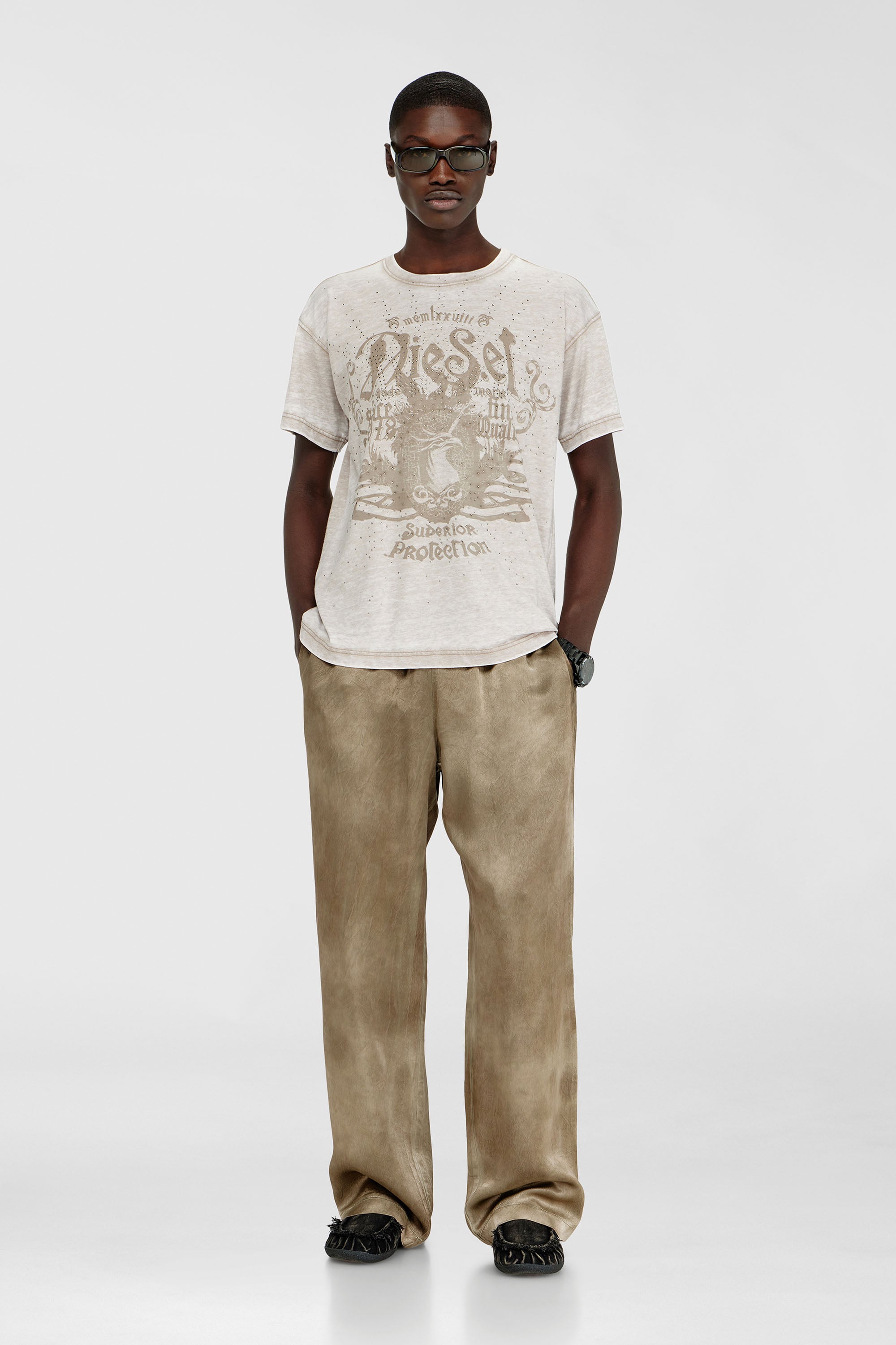 Diesel - T-NORM-AA8, T-shirt en jersey avec effet burnout et clous Homme in Beige - 2
