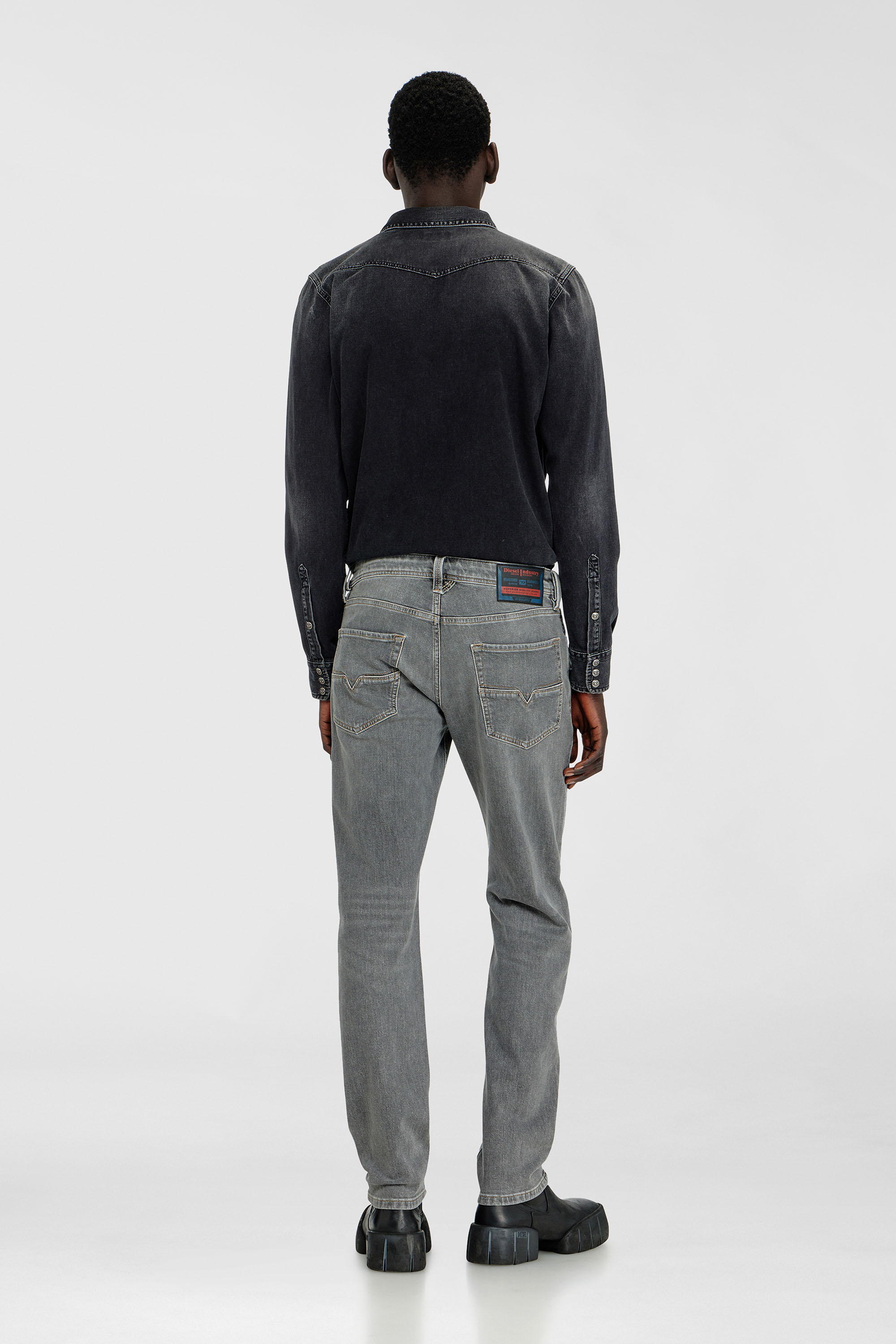 Diesel - Regular Jeans 1986 Larkee-Beex 0KBBI Homme, Gris - Image 3