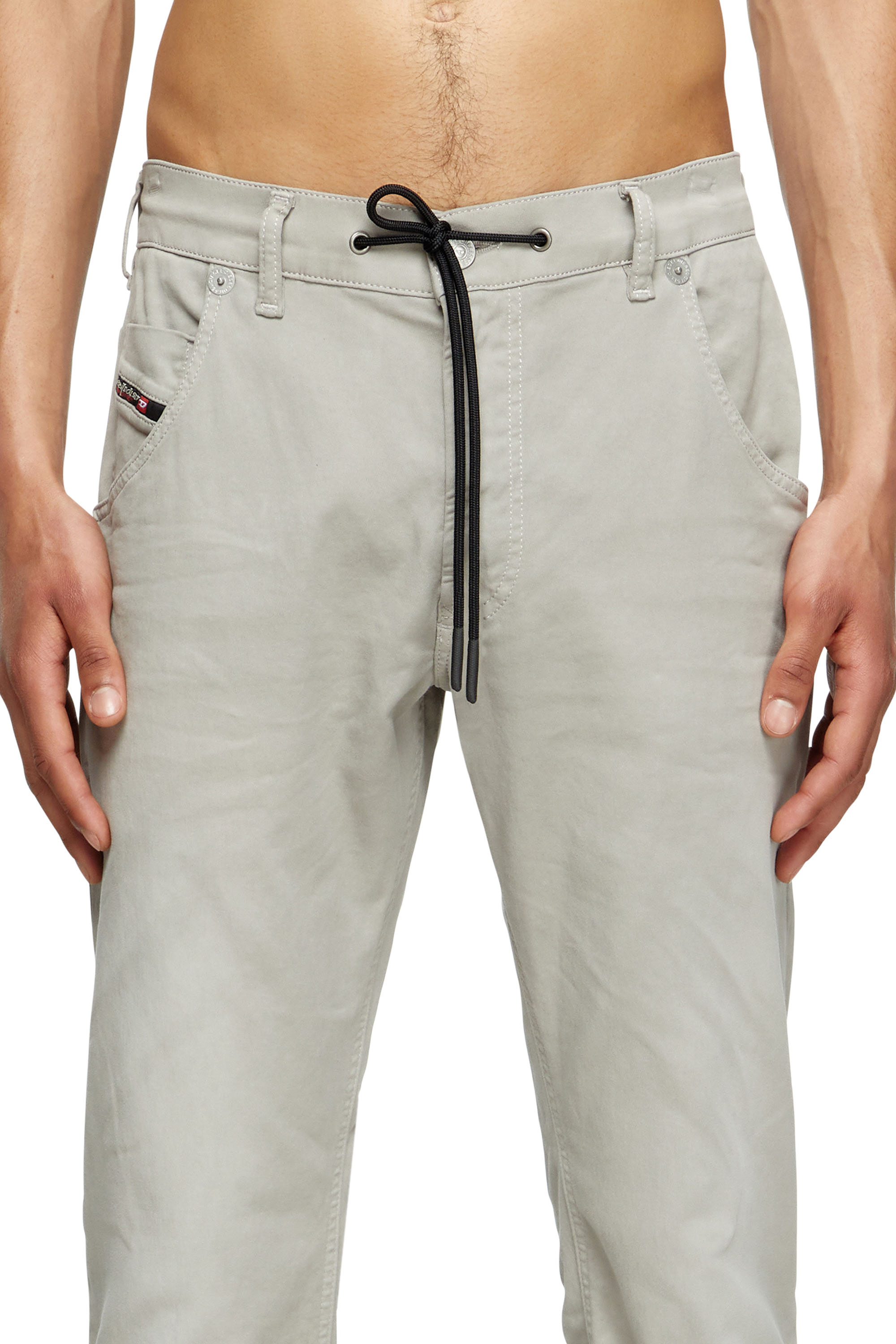 Diesel - Regular 2032 D-Krooley Joggjeans® 0670M Homme, Gris Clair - Image 5