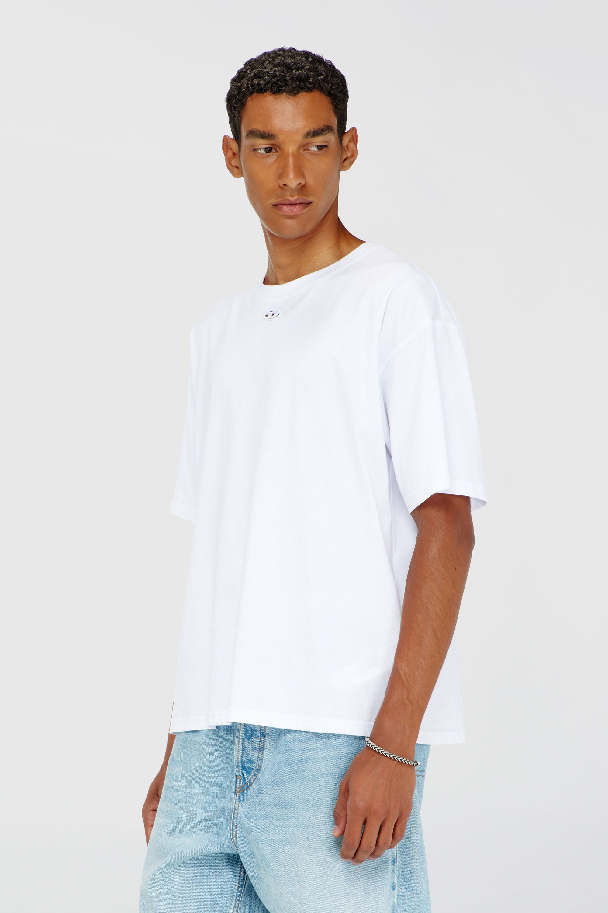 Diesel - T-BOXT-DCO, T-shirt en coton d&eacute;contract&eacute;e avec broderie Oval D Homme in Blanc - 2