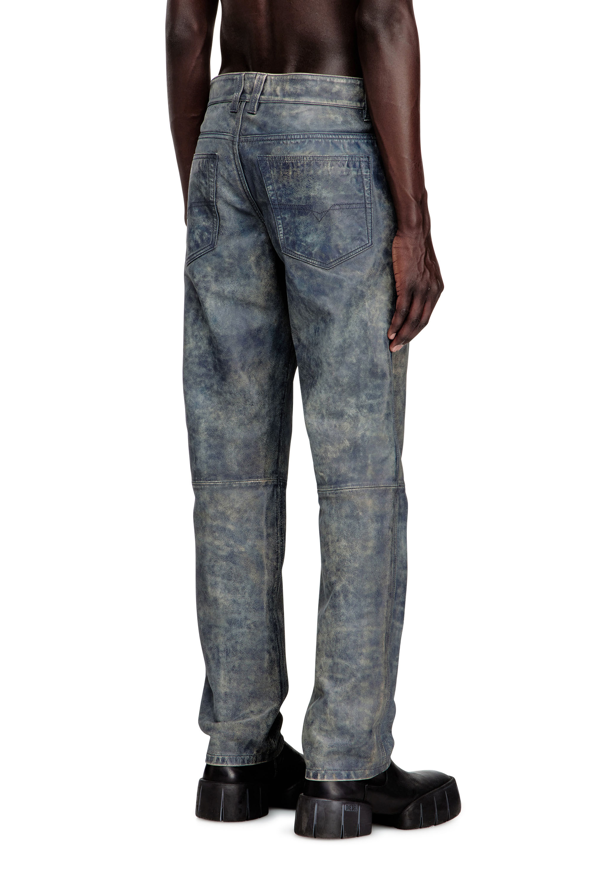 Diesel - P-VYLL-QMBW, Pantalon en cuir coupe jean Homme in Bleu - 4