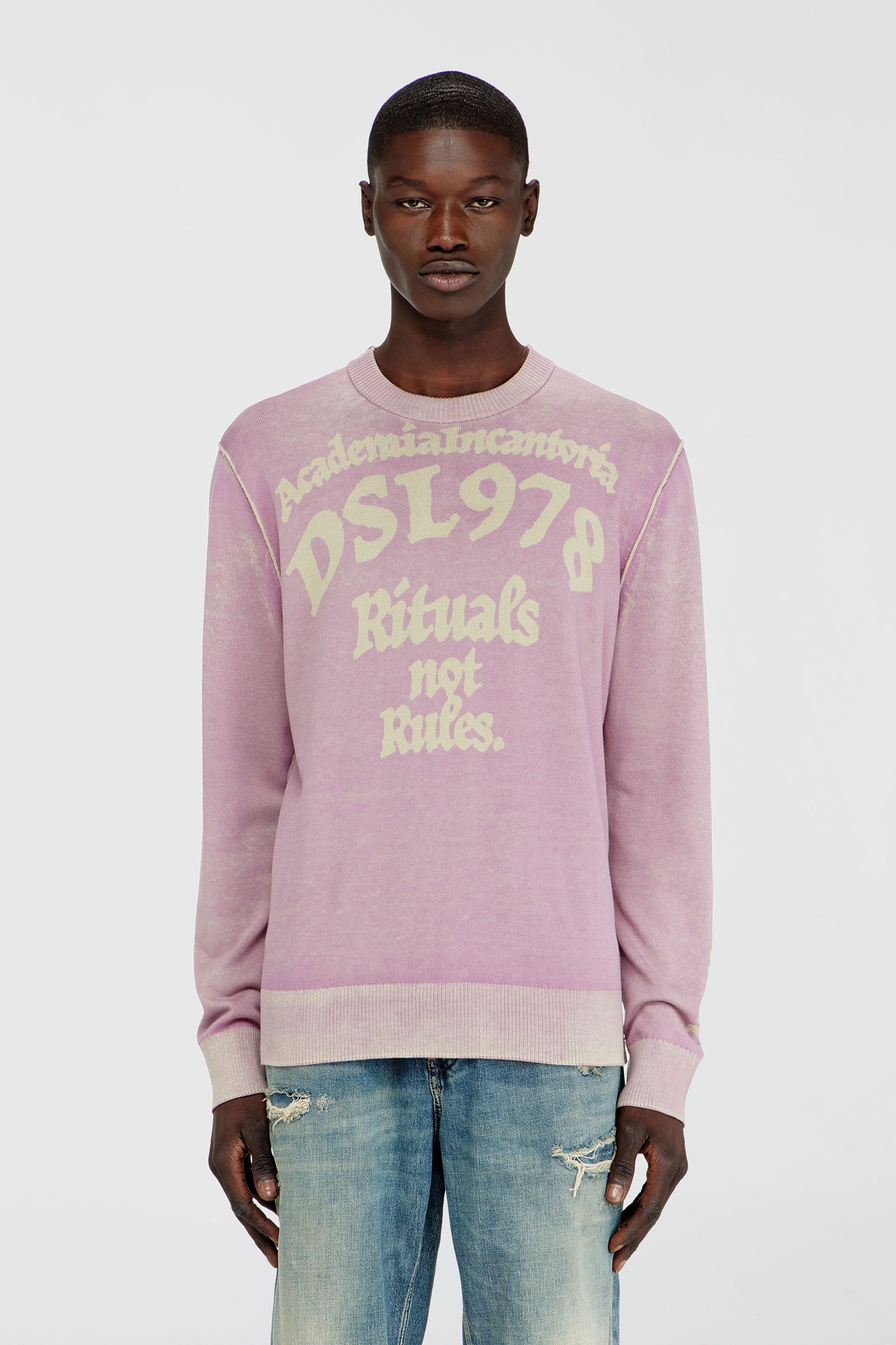 Diesel - K-LAUTI, Pull en coton trait&eacute; avec slogan Homme in Violet - 1
