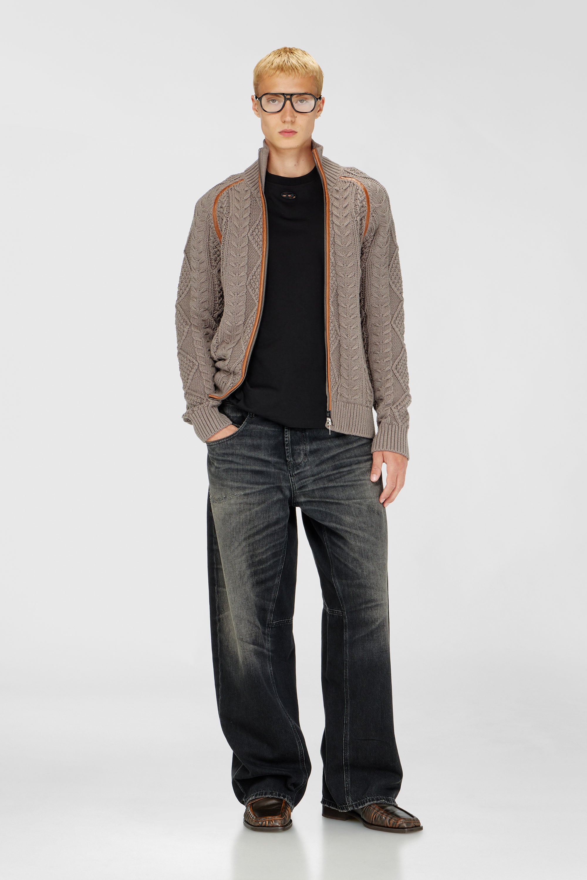 Diesel - T-BOXT-DCO, T-shirt en coton d&eacute;contract&eacute;e avec broderie Oval D Homme in Noir - 2