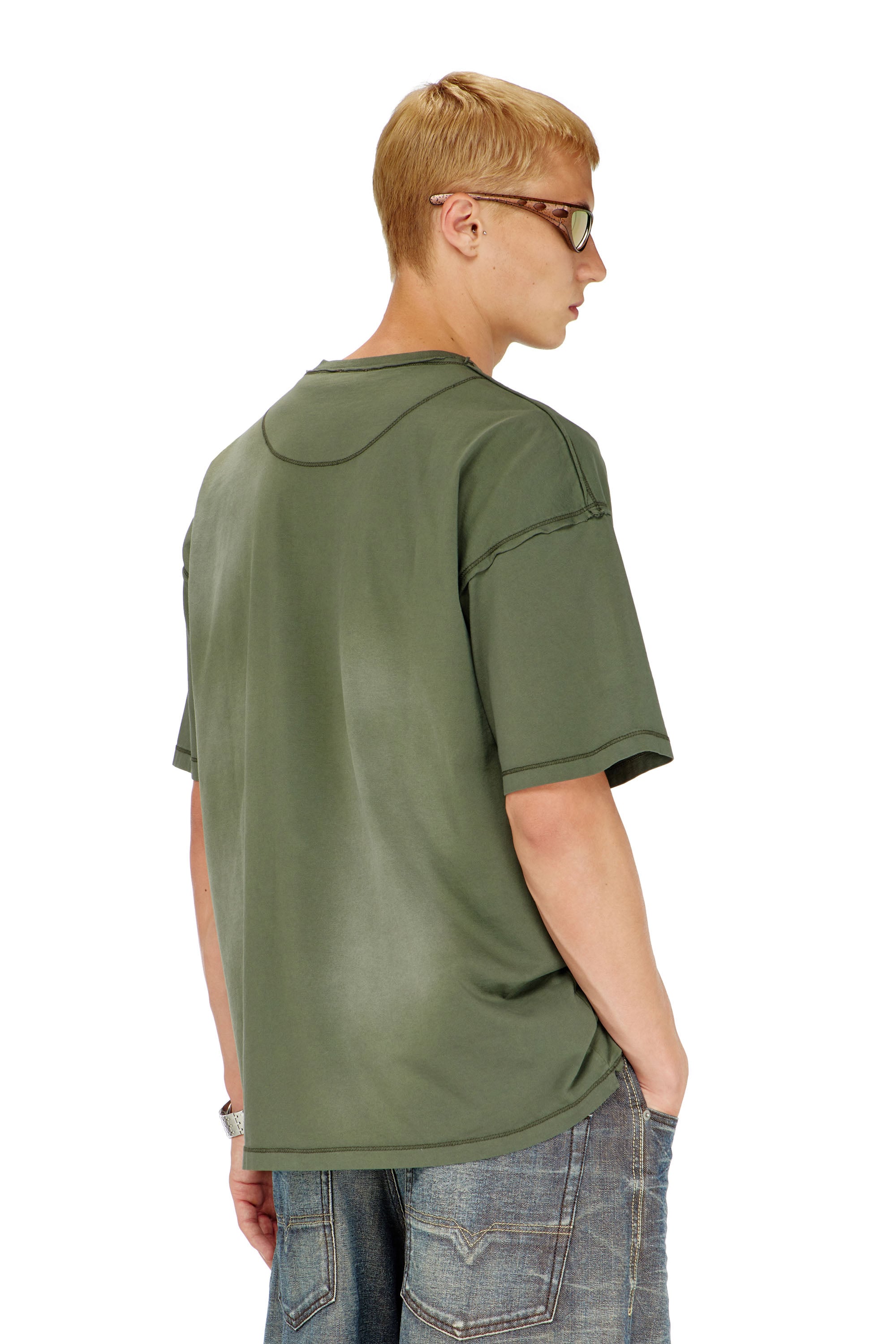 Diesel - T-POCK, T-shirt effet d&eacute;lav&eacute; avec poche d&eacute;chir&eacute;e Homme in Vert - 4