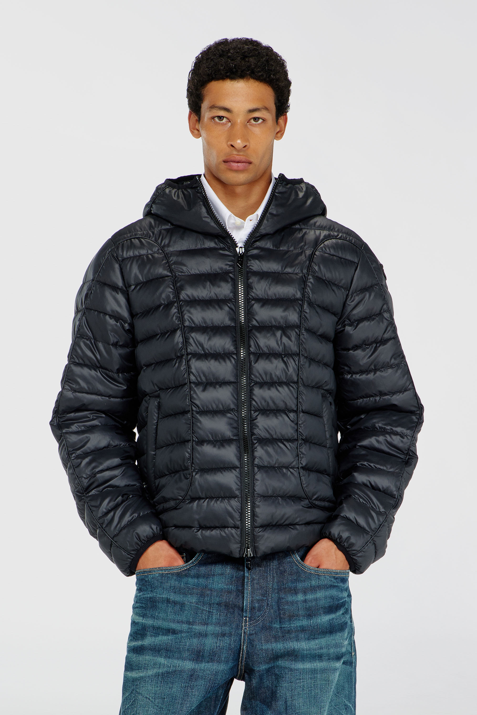 Diesel - W-STONE-WRD, Doudoune avec passepoil ton sur ton Homme in Noir - 1