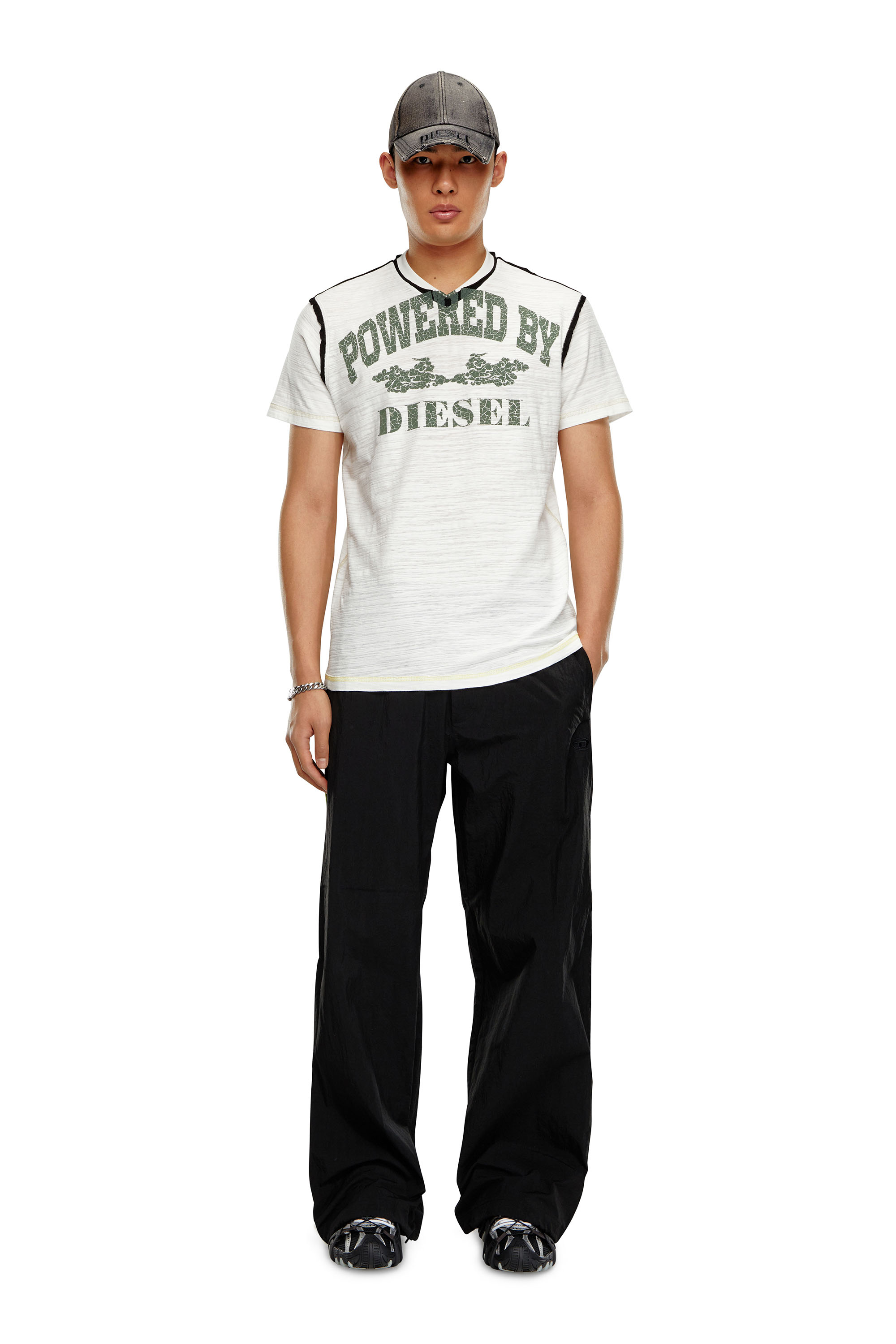 Diesel - T-DIEGOR-V-RAW, T-shirt avec col en V en jersey flammé inside-out Homme in Blanc - 2