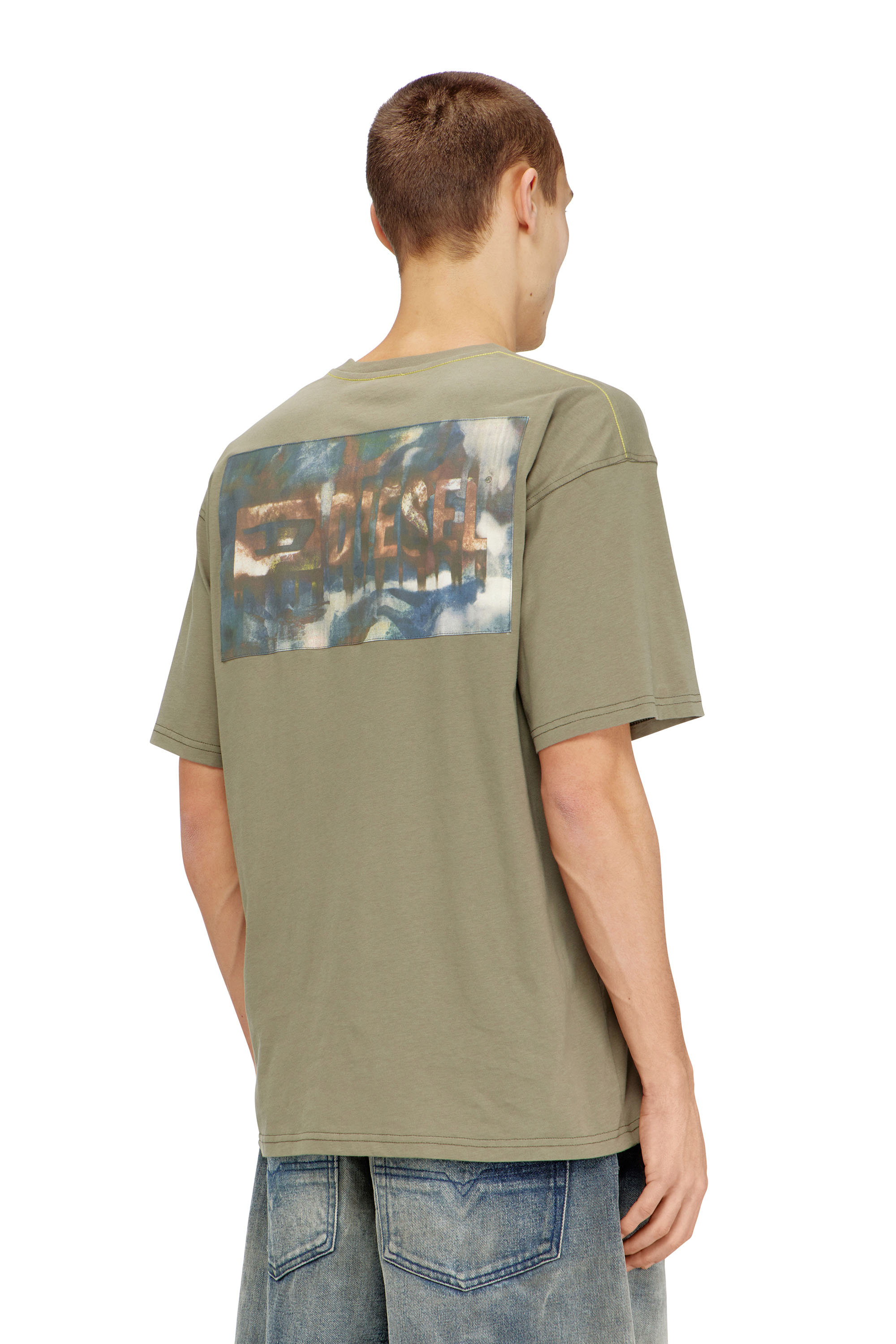 Diesel - T-BOXT-V8, T-shirt d&eacute;contract&eacute; avec imprim&eacute; camouflage au dos Homme in Vert - 4
