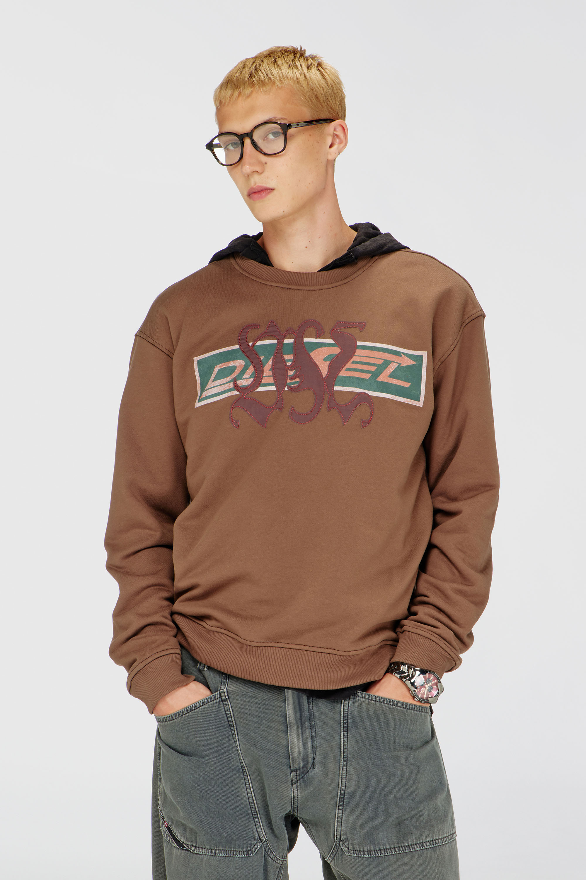 Diesel - S-NORM-AA6, Sweatshirt avec imprim&eacute;s graphiques et patchs Homme in Marron - 1