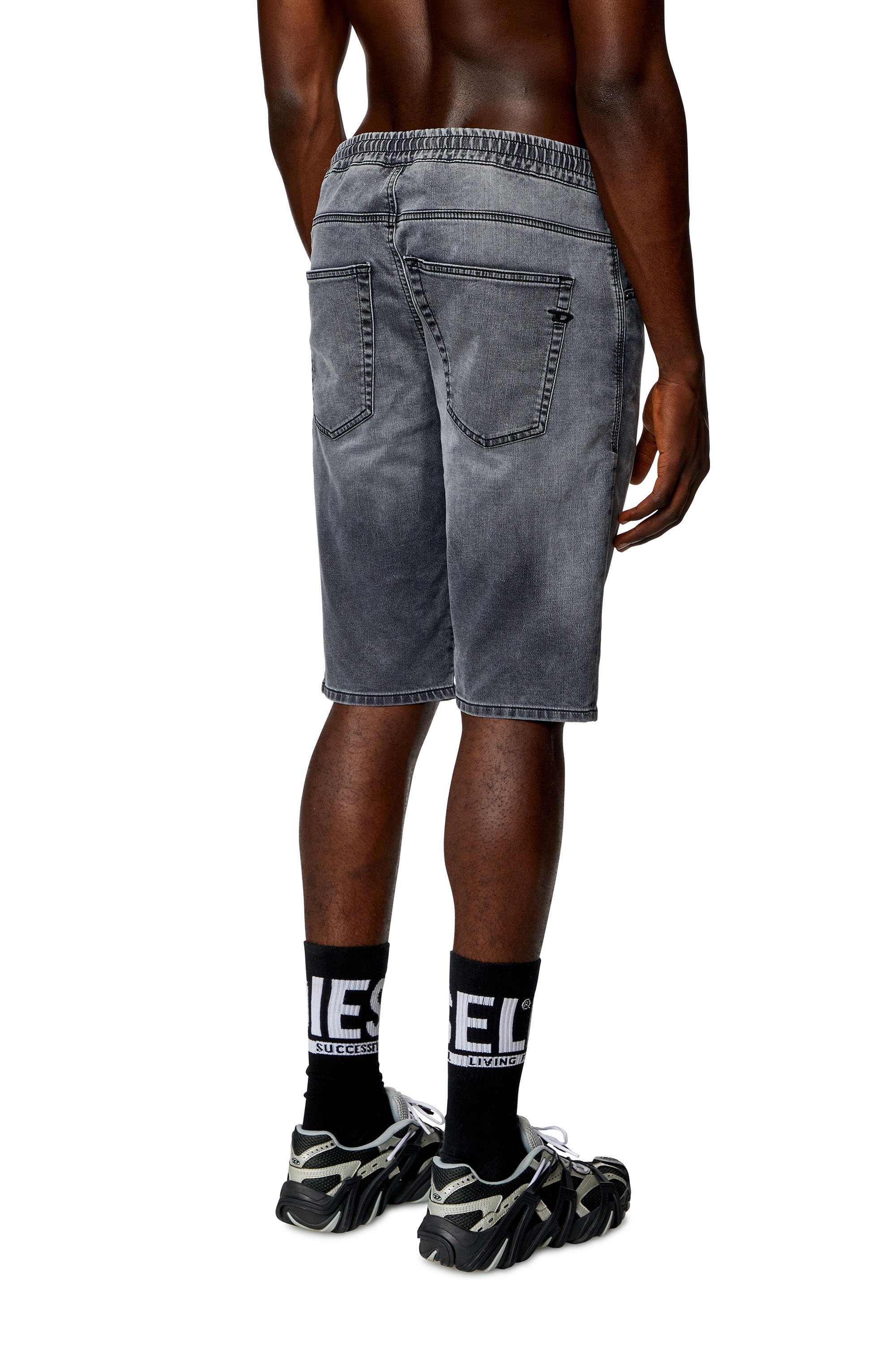 Diesel - 2033 D-KROOLEY-SHORT JOGG, Short chino en JoggJeans Homme in Noir - 4