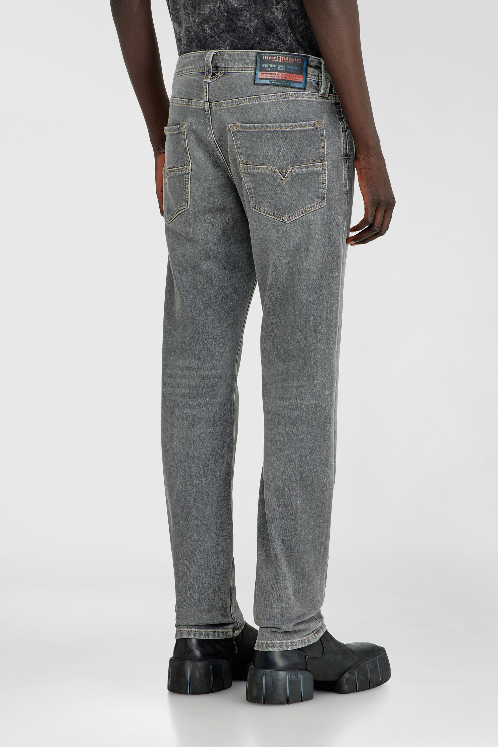 Diesel - Regular Jeans 1986 Larkee-Beex 0KBBI Homme, Gris - Image 5
