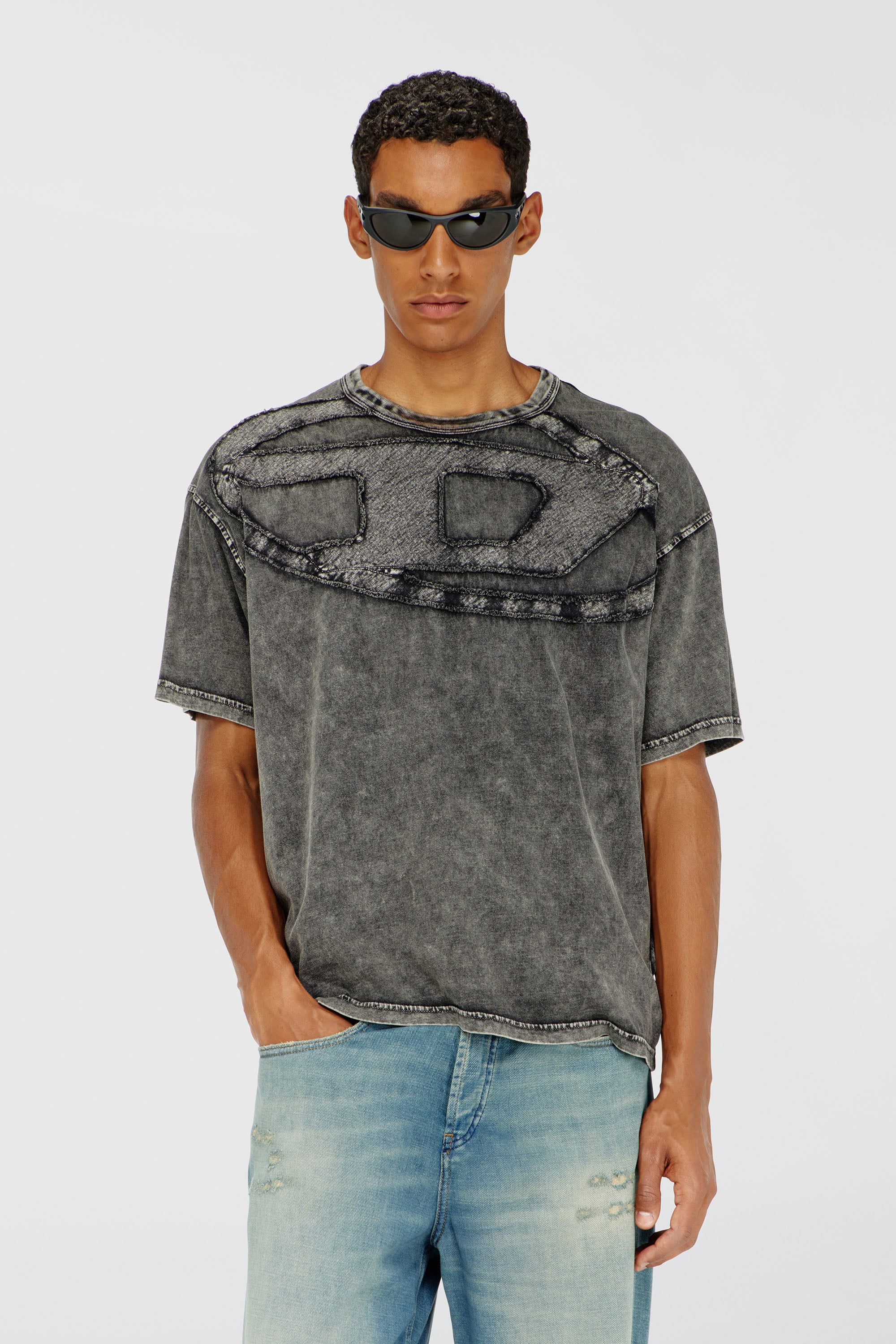 Diesel - T-BOXT-DEN, T-shirt en coton d&eacute;contract&eacute;e avec applique Oval D Homme in Noir - 1