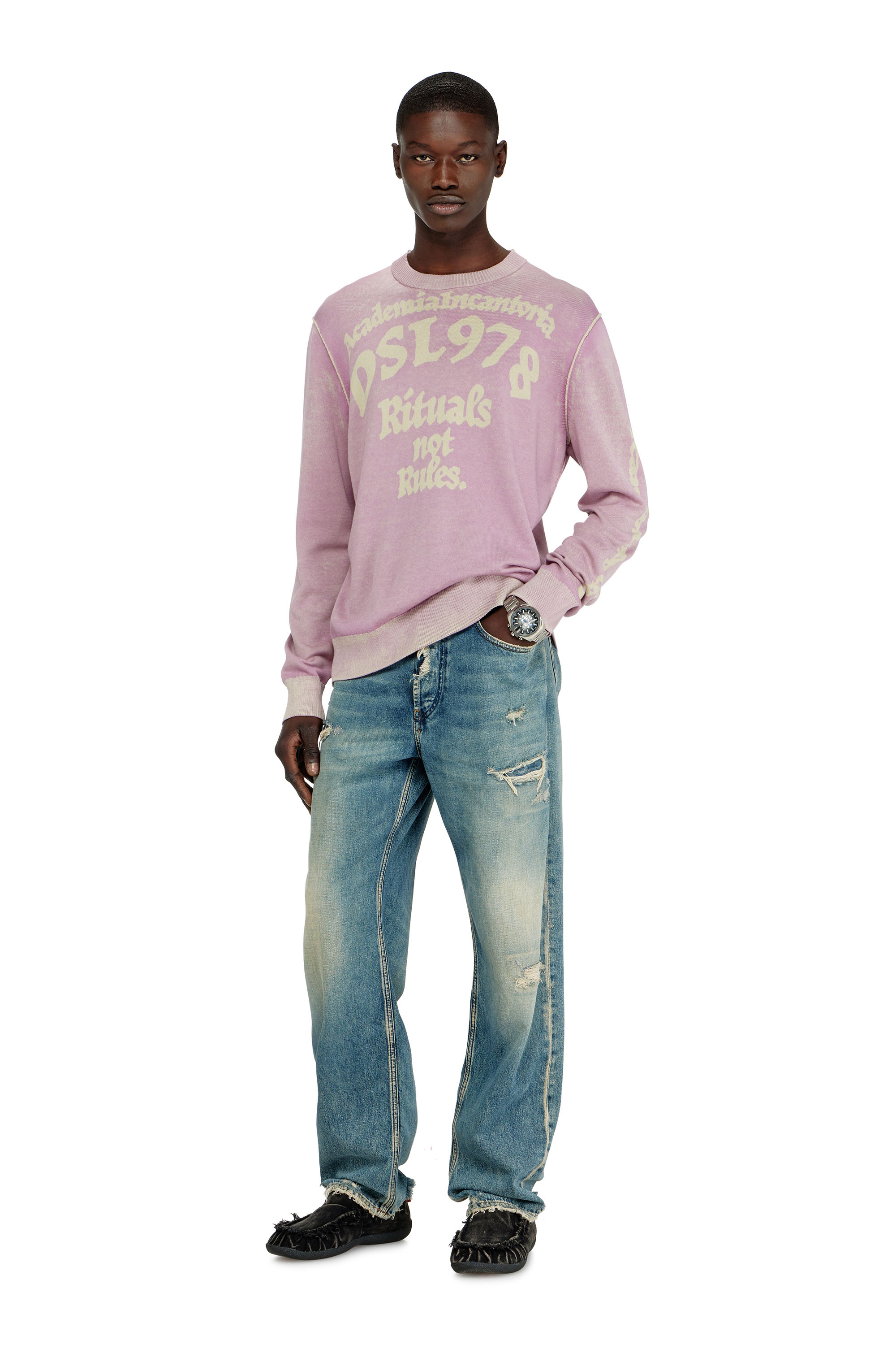 Diesel - K-LAUTI, Pull en coton trait&eacute; avec slogan Homme in Violet - 1