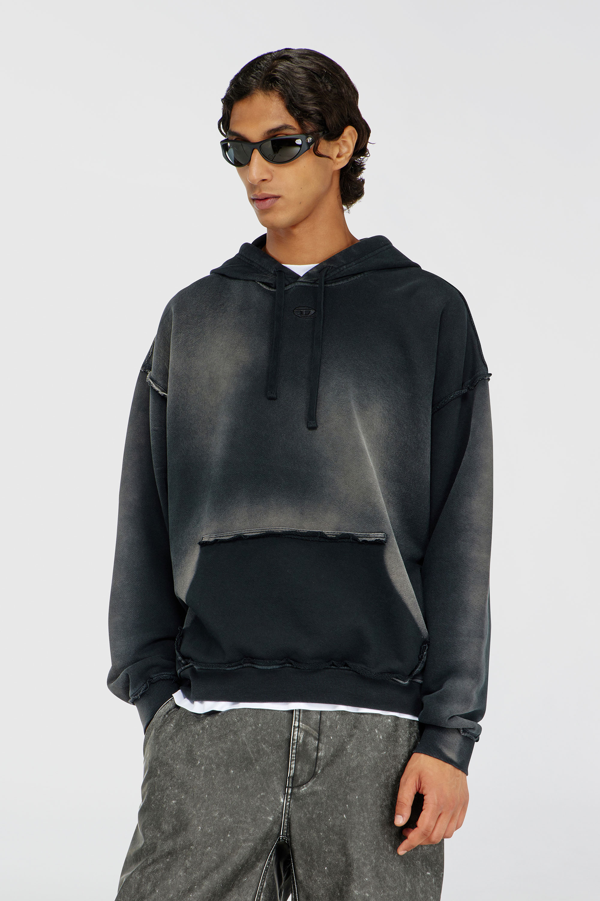 Diesel - S-POCK-HOOD, Sweat &agrave; capuche en coton d&eacute;lav&eacute; avec d&eacute;tails effiloch&eacute;s Homme in Polychrome - 1